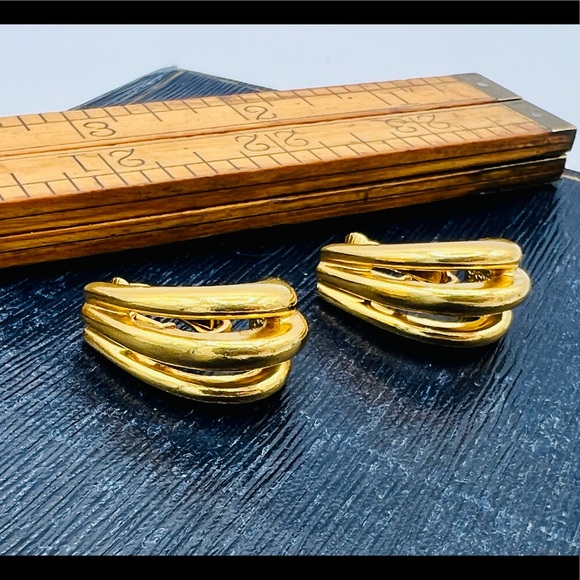 Gold tone vintage clip on earrings career style simple - Picture 4 of 10